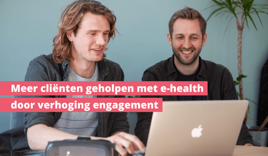 Foto van mannen achter laptop met VR-bril op tafel